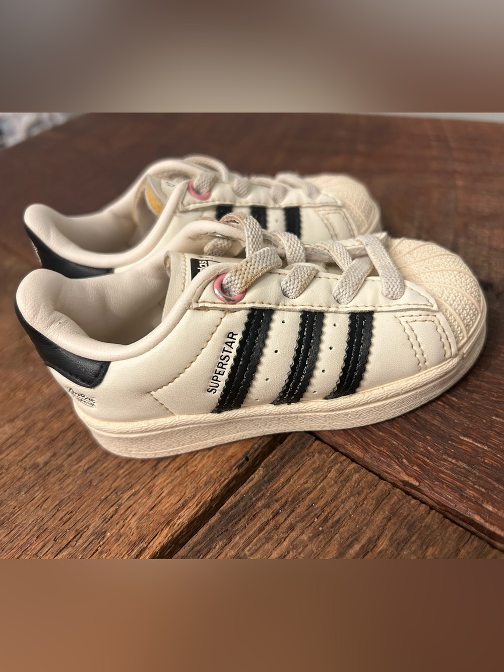 Adidas Superstar x André Saraiva 'Love Graffiti' shoes for toddlers, size 5